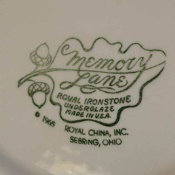 COPY Early Americana Very Collectible Dinner Plate Farm/Harvest Design Red/White - Picture 3 of 5